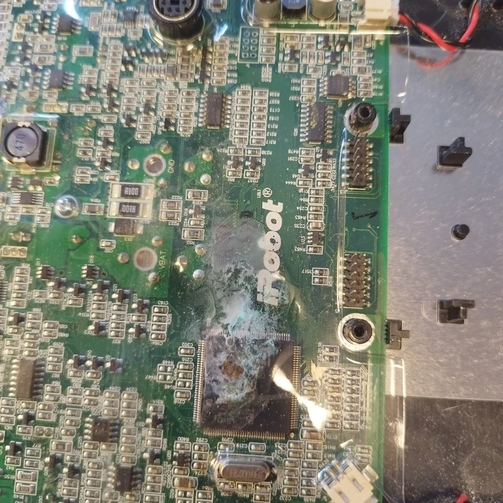 Sadegusi iRobot robota galvenā plate pirms mikroshēmas nomaiņas.