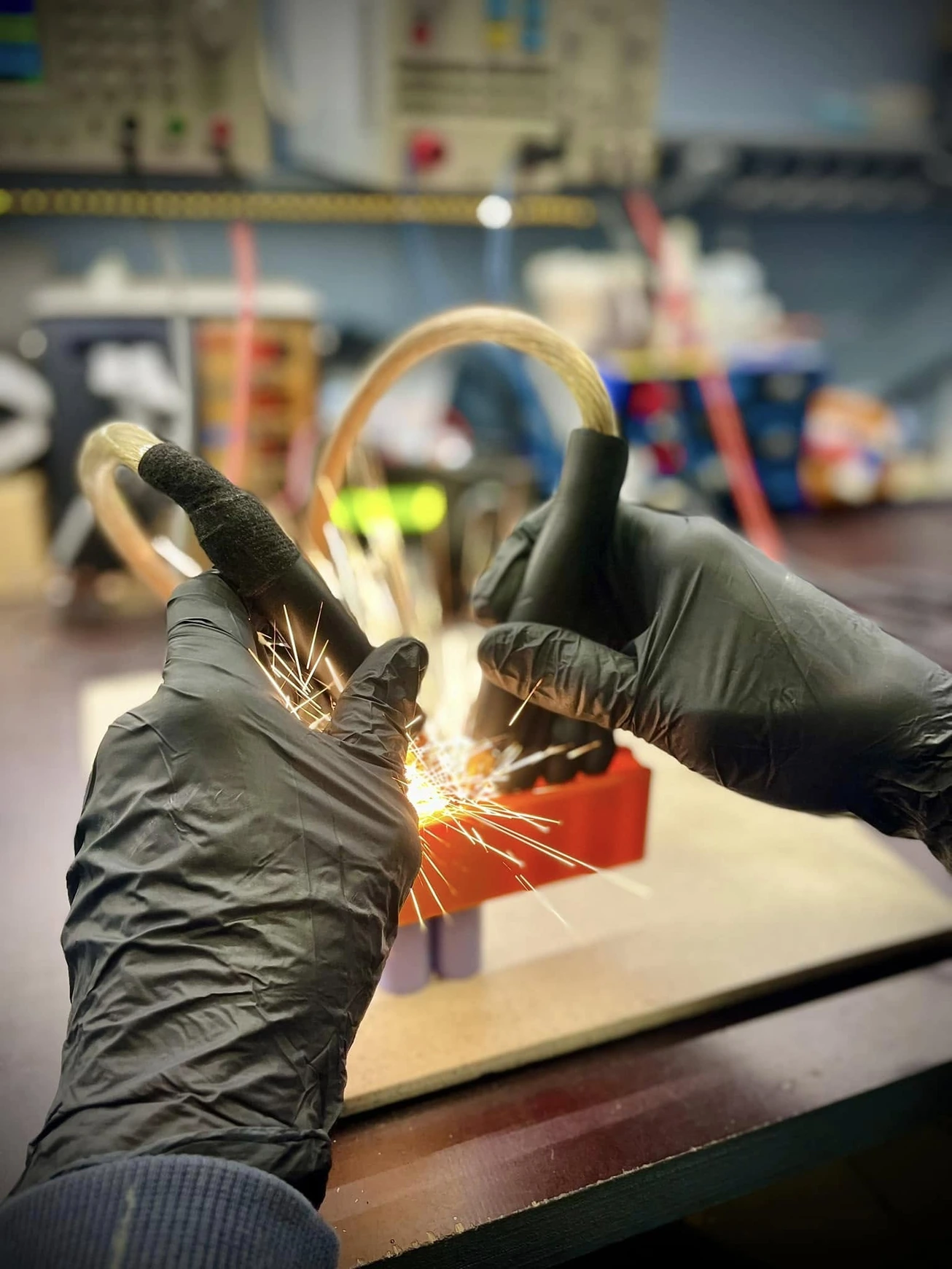 Punktmetināšana, piestiprinot niķeļa joslas pie jaunās baterijas.