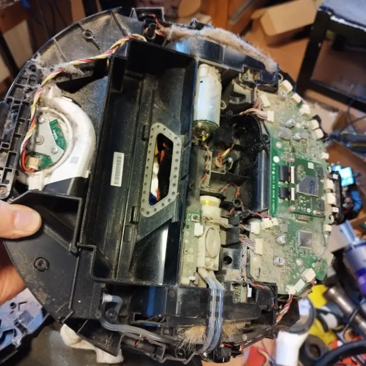 Spēcīgi ar putekļiem aizsērējis robottīrītājs pirms atjaunošanas.