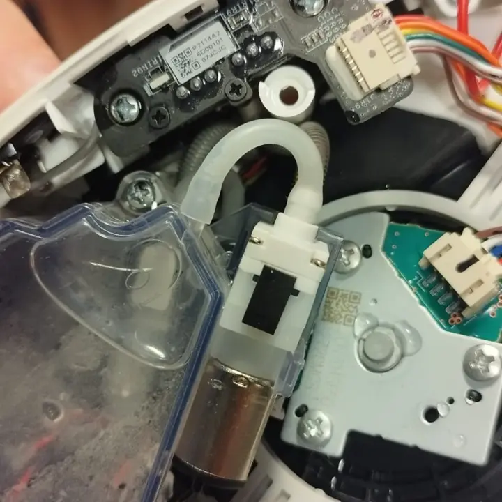 Ūdens sūkņa modulis robottīrītājā, ko apkalpo ar pinceti.